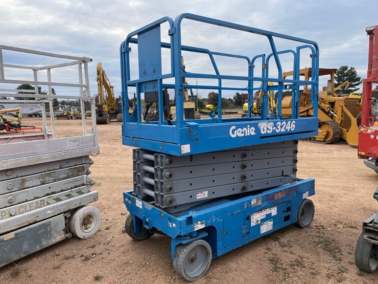 #1902-•-2012-genie-gs-3246-electric-scissor-lift-image-1
