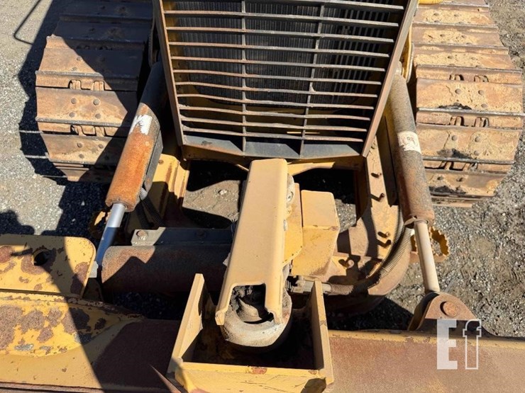2020-caterpillar-d1-image-41