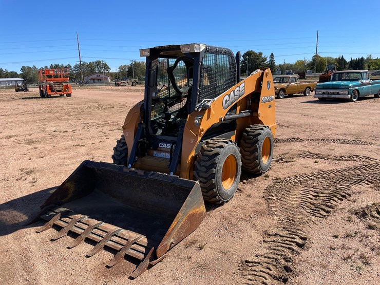#1079-•-2014-case-sr220-skid-steer-image-1