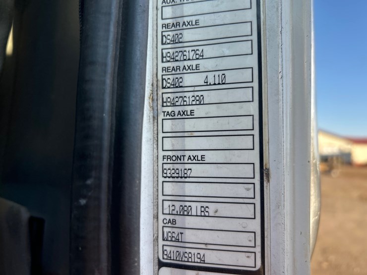 #6903-•-1995-volvo-gm-wg64t-tandem-axle-day-cab-semi-tractor-(has-wi-title)-image-9