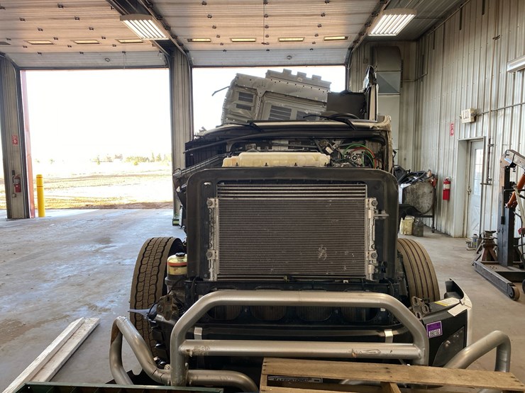 #6984-•-2024-volvo-sleeper-cab-semi-truck-tractor-image-4