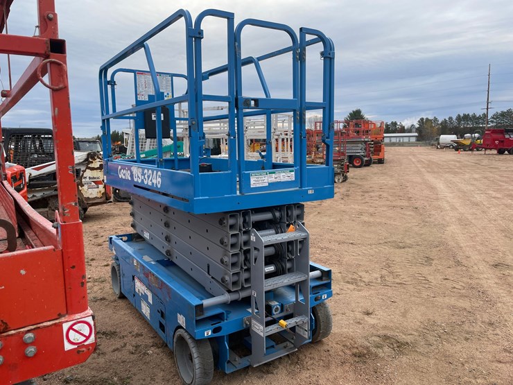 #1902-•-2012-genie-gs-3246-electric-scissor-lift-image-7