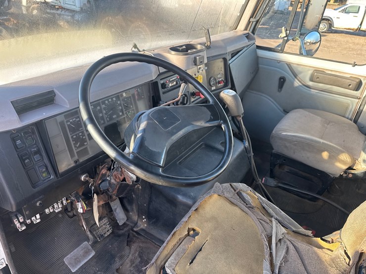 #6904-•-1996-international-8100-6x4-day-cab-semi-truck-(has-wi-title)-image-10
