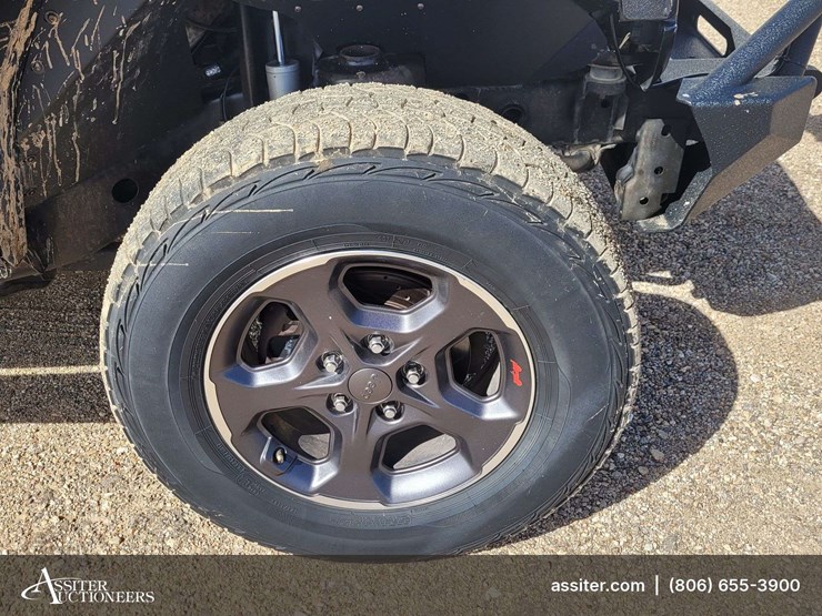 2015-jeep-wrangler-unlimited-sahara-image-21