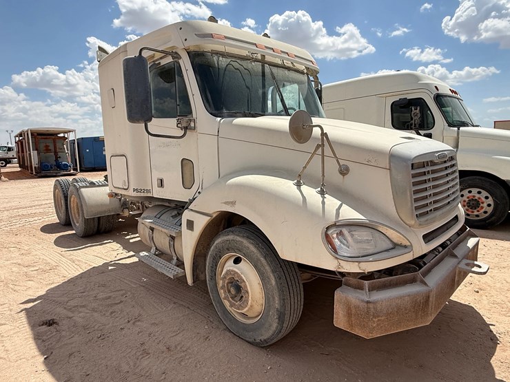 2007-freightliner-columbia-120-image-3