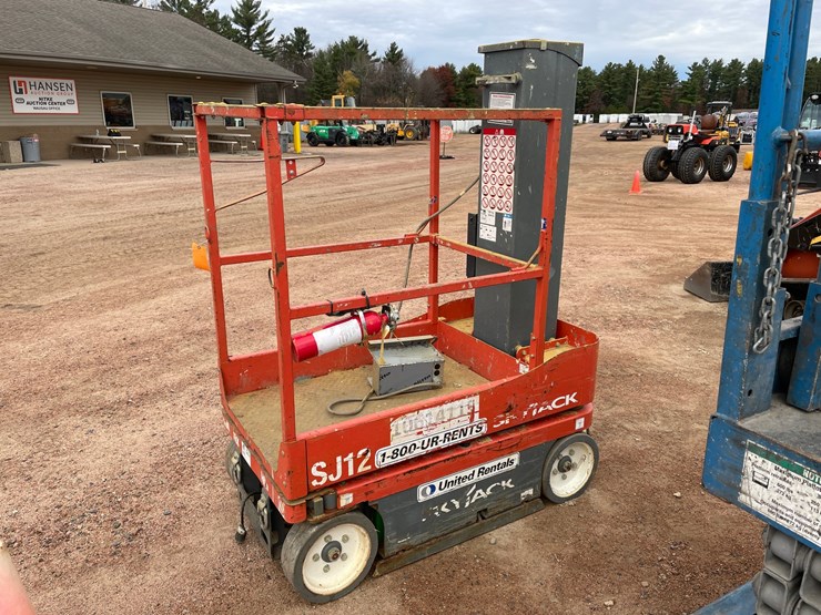 #1922-•-2017-skyjack-sj12-electric-man-lift-image-4