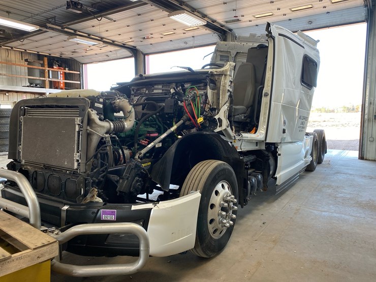 #6984-•-2024-volvo-sleeper-cab-semi-truck-tractor-image-1
