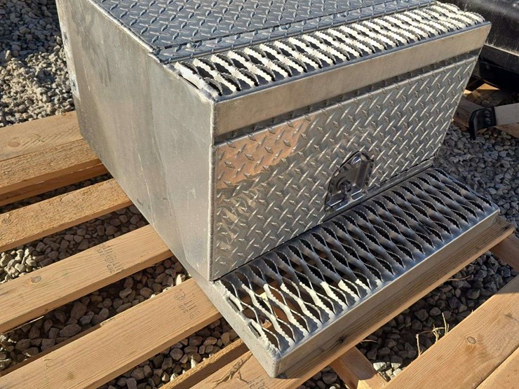 side-toolboxes-with-step-image-1