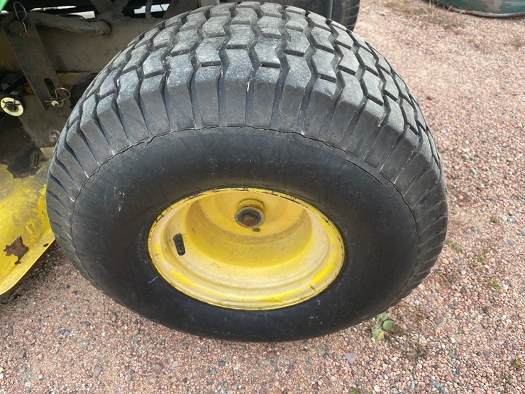 #1011-•-200-john-deere-l110-riding-lawn-mower-image-9