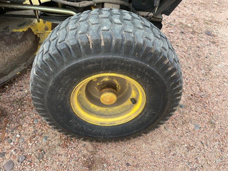 #1011-•-200-john-deere-l110-riding-lawn-mower-image-12