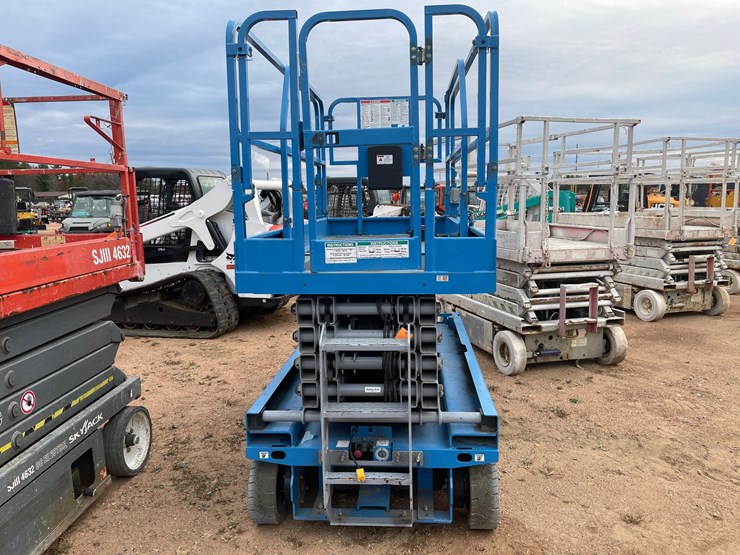 #1902-•-2012-genie-gs-3246-electric-scissor-lift-image-6