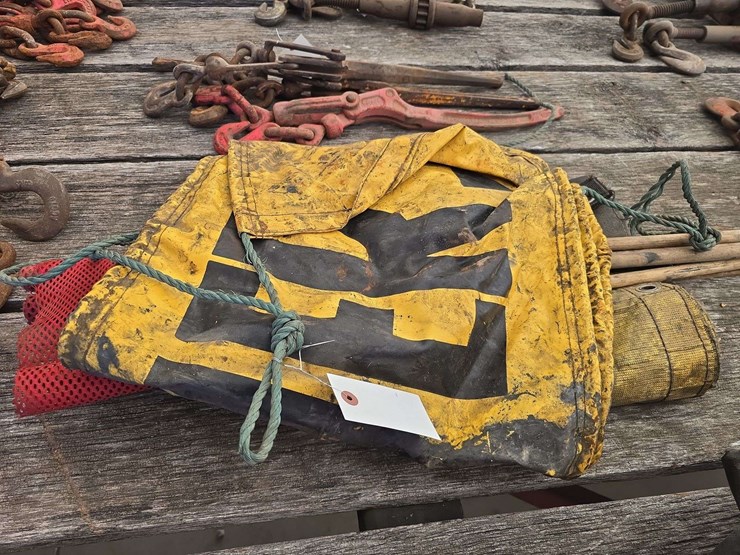 oversized-banner-and-warning-flags-image-2
