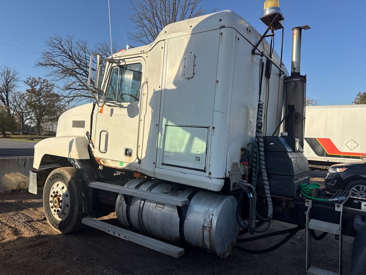 #6902-•-1993-mack-conventional-sleeper-semi-tractor-image-7