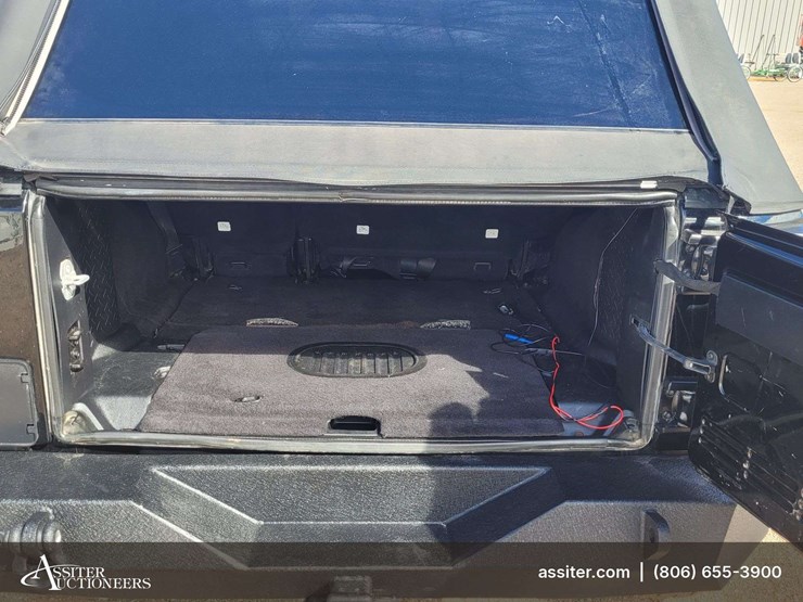 2015-jeep-wrangler-unlimited-sahara-image-6