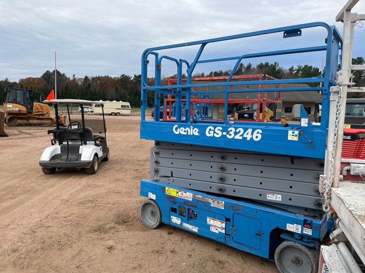 #1902-•-2012-genie-gs-3246-electric-scissor-lift-image-3