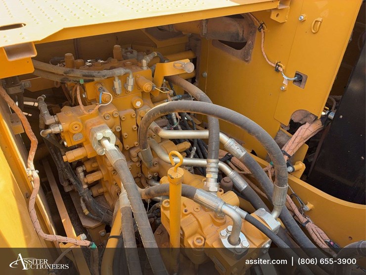 2017-caterpillar-323-image-38