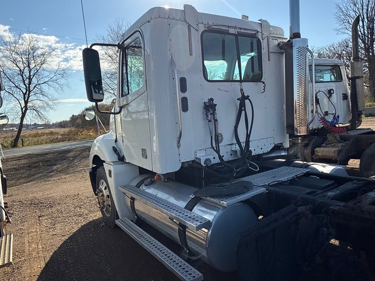 #6905-•-2007-freightliner-day-cab-non-runner-semi-tractor-(wi-title-in-delay)-image-8