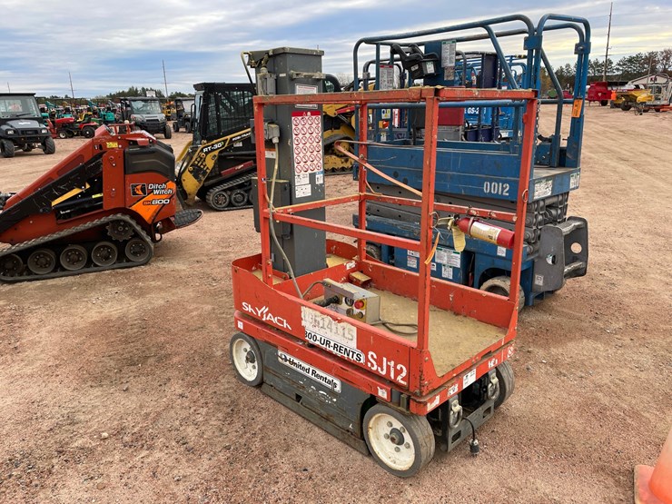 #1922-•-2017-skyjack-sj12-electric-man-lift-image-6