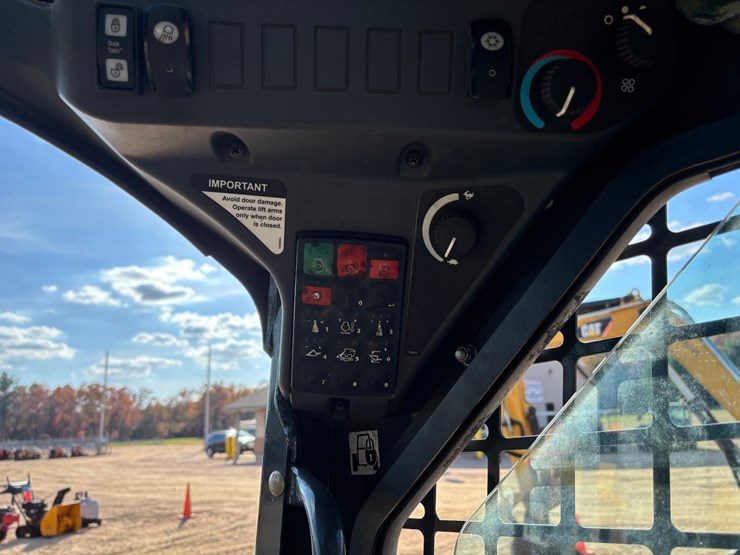 #1078-•-2023-john-deere-318g-wheeled-skid-steer-image-21