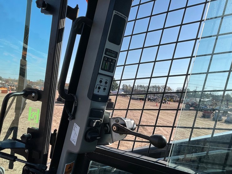 #1081-•-new-holland-l228-skid-steer-image-23