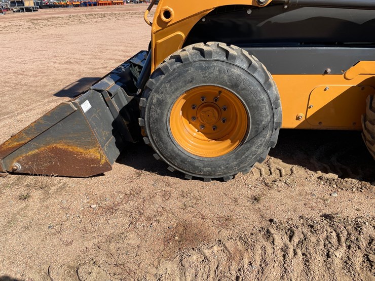 #1079-•-2014-case-sr220-skid-steer-image-8
