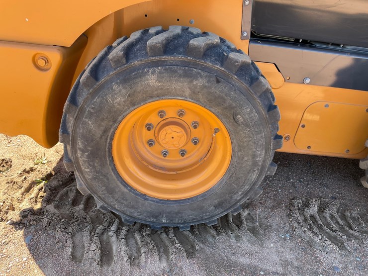 #1079-•-2014-case-sr220-skid-steer-image-10