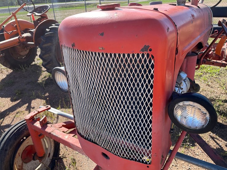 #1951-•-allis-chalmers-b-wide-tractor-image-33