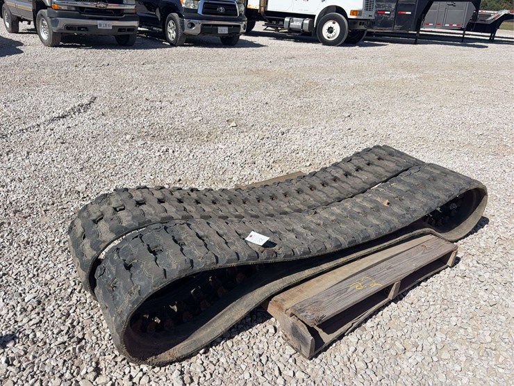 1-set-of-used-tracks-for-cat-259d3-skid-steer-image-2