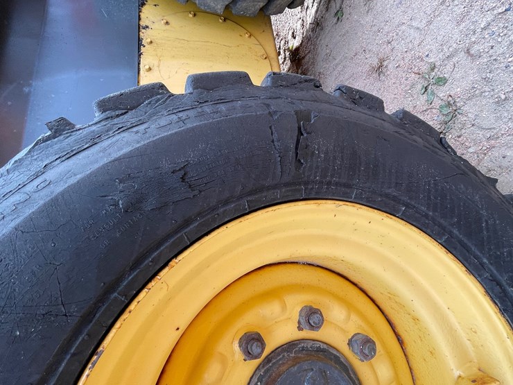 #1083-•-new-holland-l185-wheeled-skid-steer-image-5