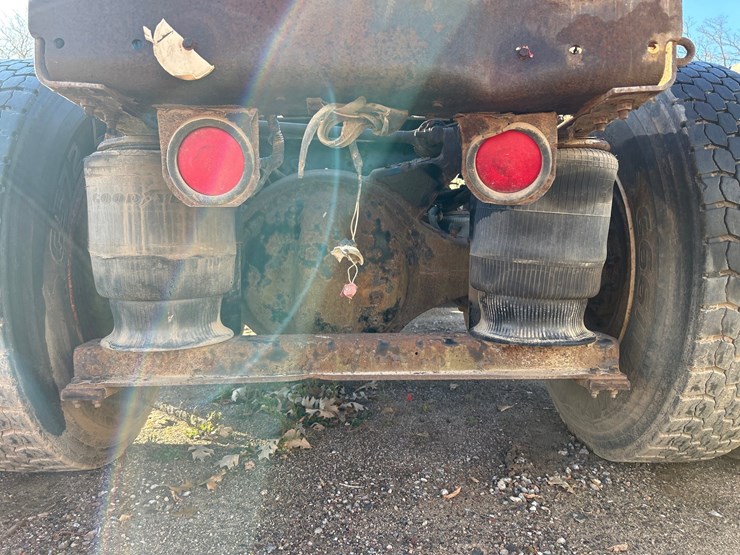 #6903-•-1995-volvo-gm-wg64t-tandem-axle-day-cab-semi-tractor-(has-wi-title)-image-27