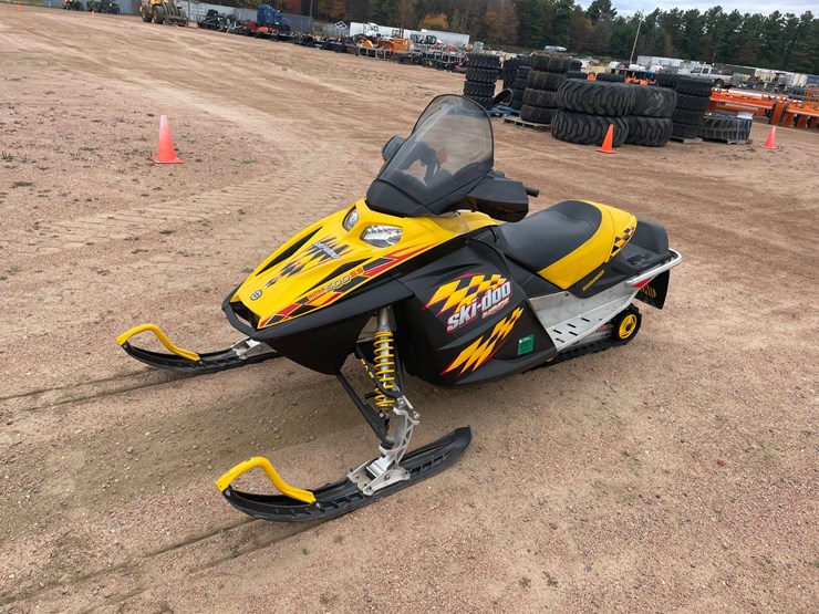 #1053-•-2004-mxz-500ss-ski-doo-snowmobile-(has-current-reg.-card)-image-1