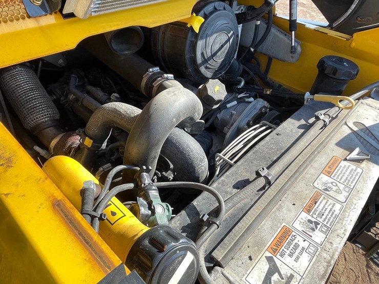 #1081-•-new-holland-l228-skid-steer-image-14