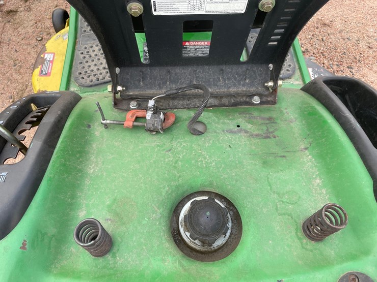 #1011-•-200-john-deere-l110-riding-lawn-mower-image-29