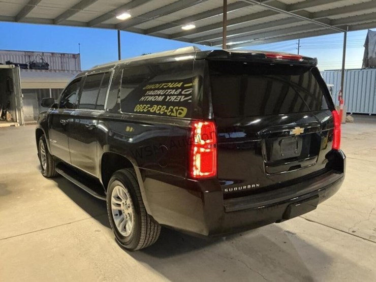 2018-chevrolet-suburban-suv-image-5