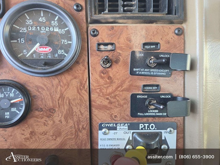 2006-peterbilt-335-image-32