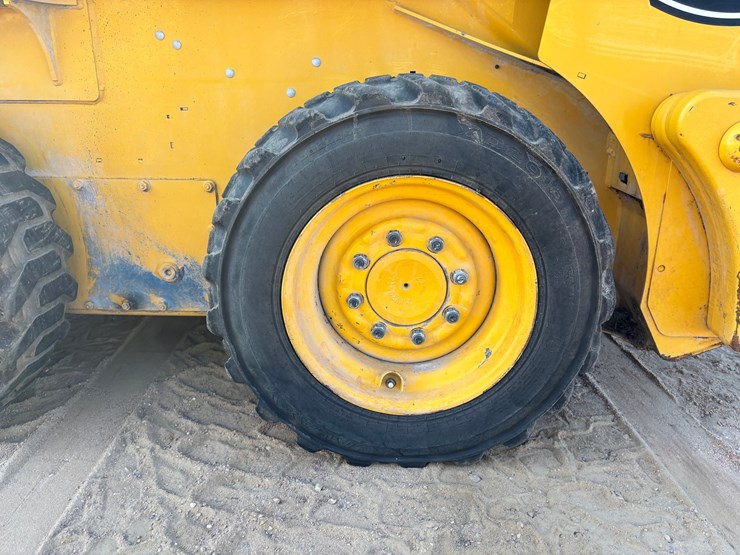#1918-•-2023-john-deere-318g-wheeled-skid-steer-image-12