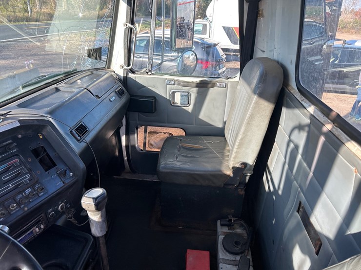 #6903-•-1995-volvo-gm-wg64t-tandem-axle-day-cab-semi-tractor-(has-wi-title)-image-46