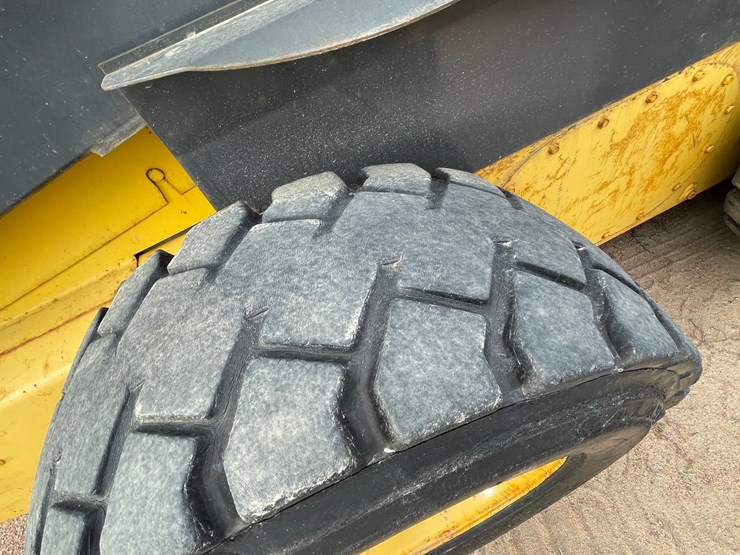 #1947-•-new-holland-l185-wheeled-skid-steer-image-9