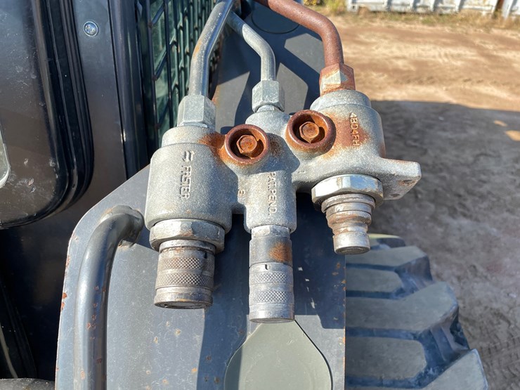 #1082-•-new-holland-l228-skid-steer-image-9
