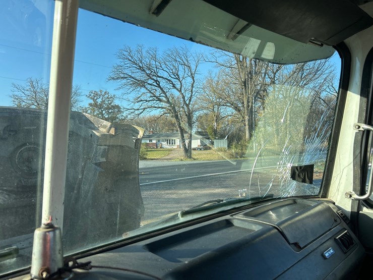 #6903-•-1995-volvo-gm-wg64t-tandem-axle-day-cab-semi-tractor-(has-wi-title)-image-48