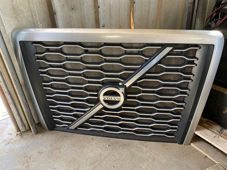 #6985-•-volvo-truck-front-grille-assembly-image-2