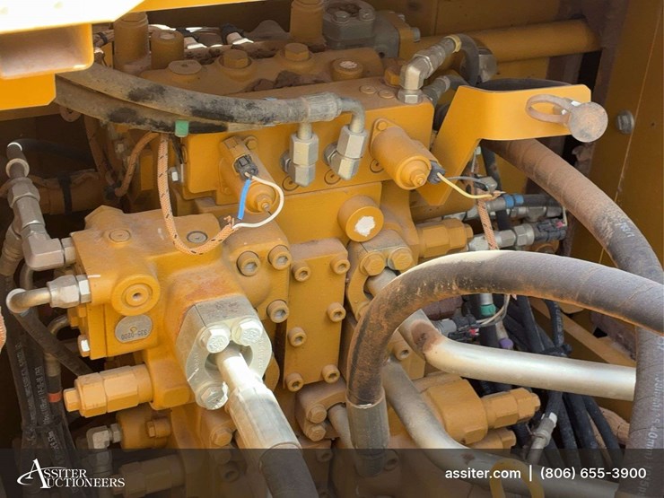 2017-caterpillar-323-image-40