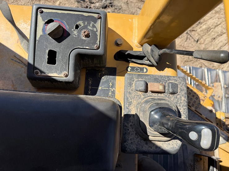 caterpillar-d3g-xl-image-17