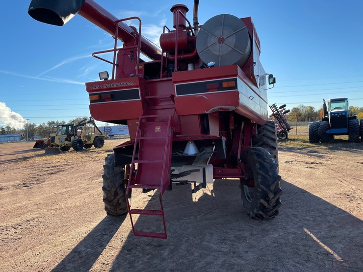 #1898-•-1991-ih-1660-axial-flow-combine-image-31