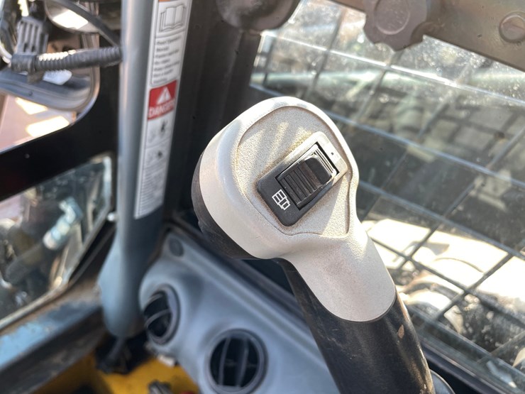 #1906-•-new-holland-l228-skid-steer-image-27