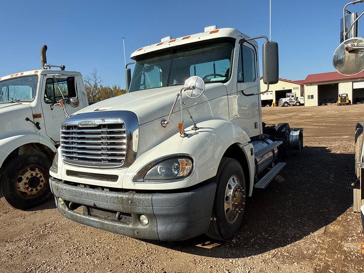 #6905-•-2007-freightliner-day-cab-non-runner-semi-tractor-(wi-title-in-delay)-image-1
