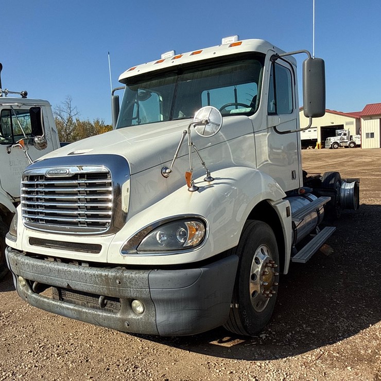 #6905 • 2007 Freightliner Day Cab Non-Runner Semi Tractor (WI Title In Delay)