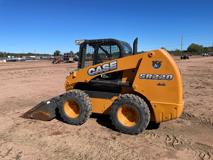 #1079-•-2014-case-sr220-skid-steer-image-3