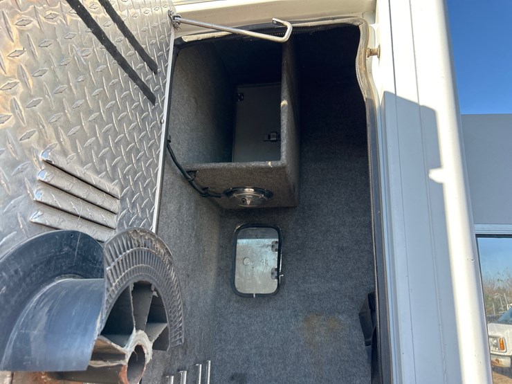 #6934-•-1992-computer-designed-chassis-1300-stoughton-step-van-(has-wi-title)-image-33