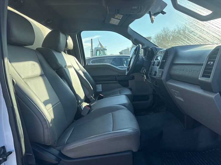 #6900-•-2017-ford-super-duty-xl-box-truck-(wi-title-in-delay)-image-16
